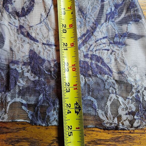 White Grey Floral Lace Women's size M with a hint of sparkle Short Sleeve top - Picture 6 of 9